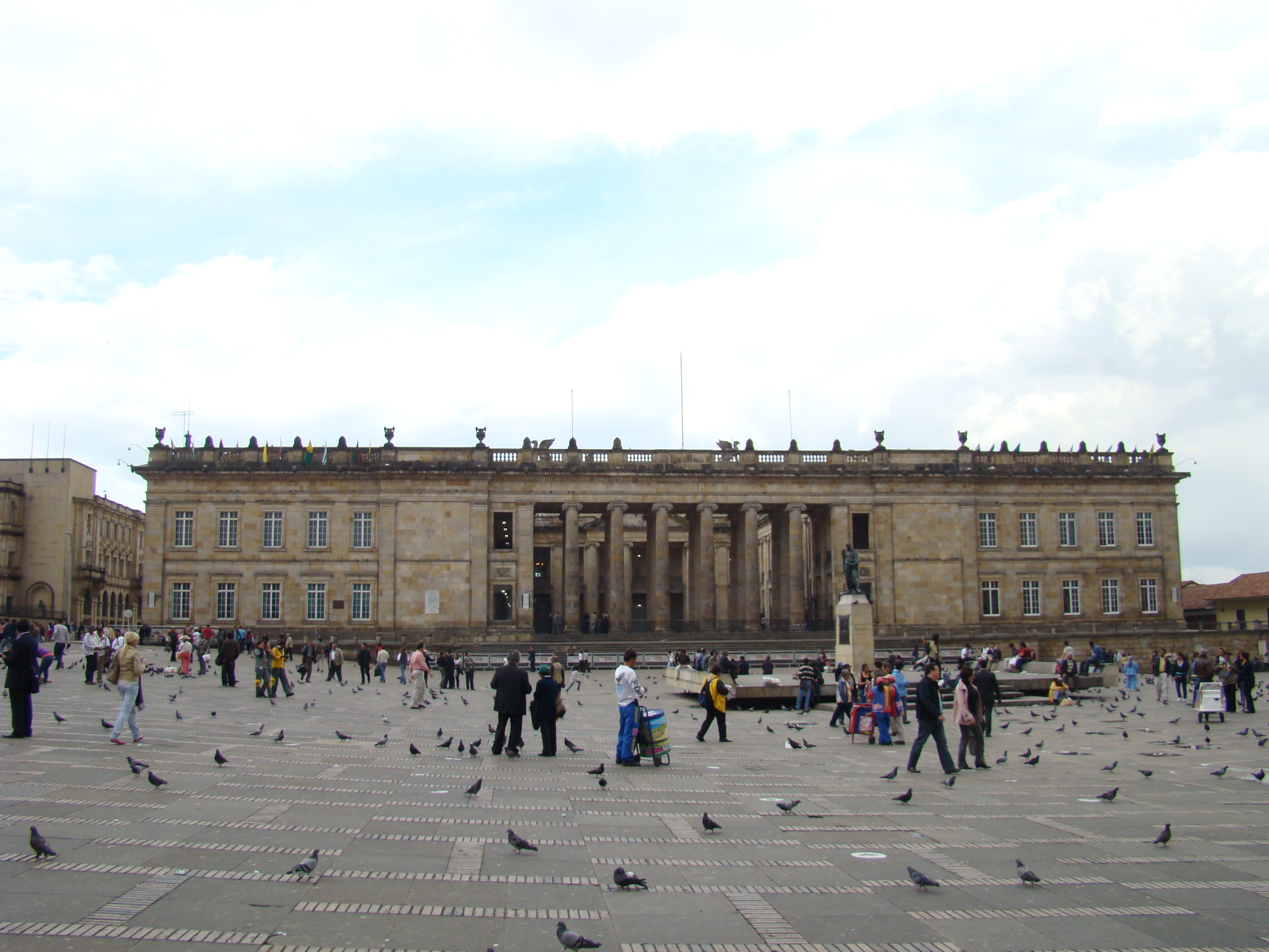 Plaza de Bolívar al fondo Capitolio Nacional de Colombia