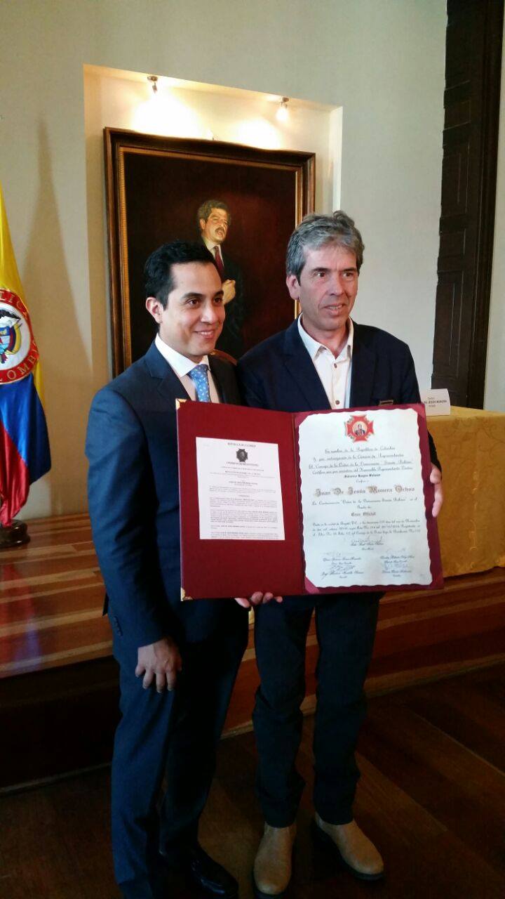 Artista Múnera condecorado en el Congreso