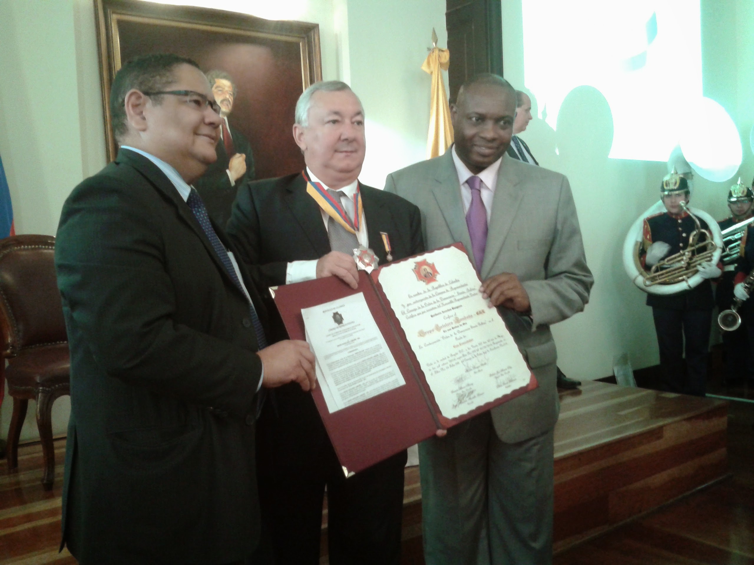 Condecoración Orden de la Democracia Grupo GHL