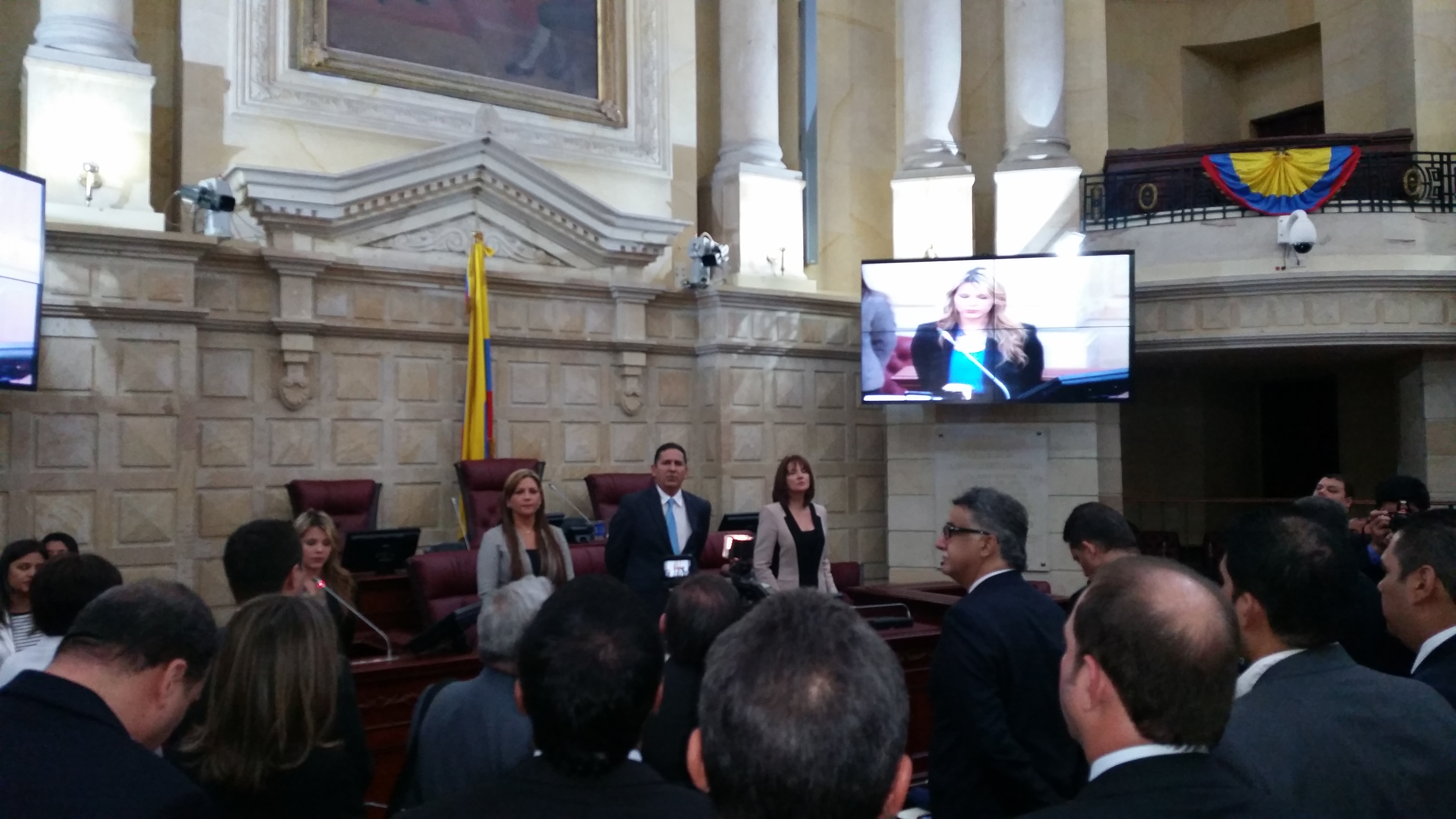 La Representante Marta Curi condecora al Gobernador de Bolívar