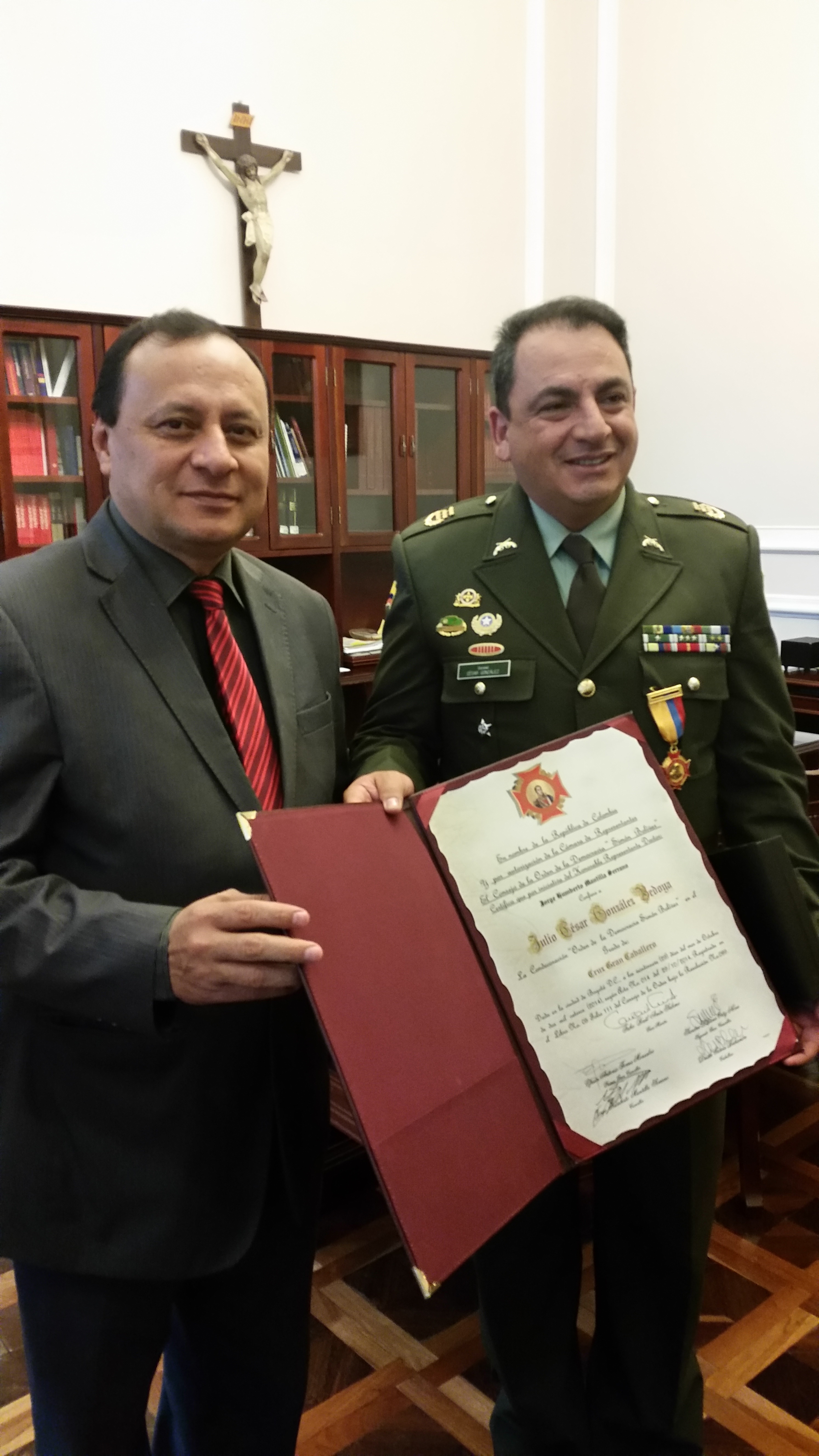 Condecoración al Coronel de la Policia Nacional Julio Cesar González