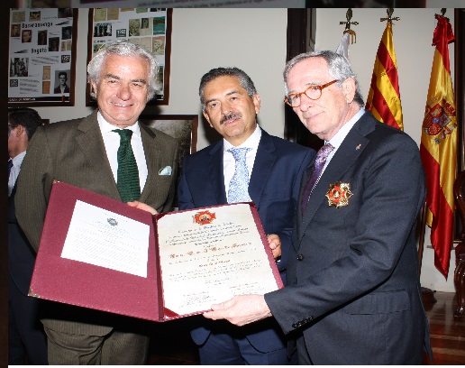 EL ALCALDE DE BARCELONA EL EXCELENTÍSIMO SEÑOR XAVIER TRIAS I VIDAL DE LLOBATERA SE LE DIO LA CONDECORACIÓN ORDEN DE LA DEMOCRACIA “SIMON BOLIVAR”, EN EL GRADO “CRUZ GRAN OFICIAL”