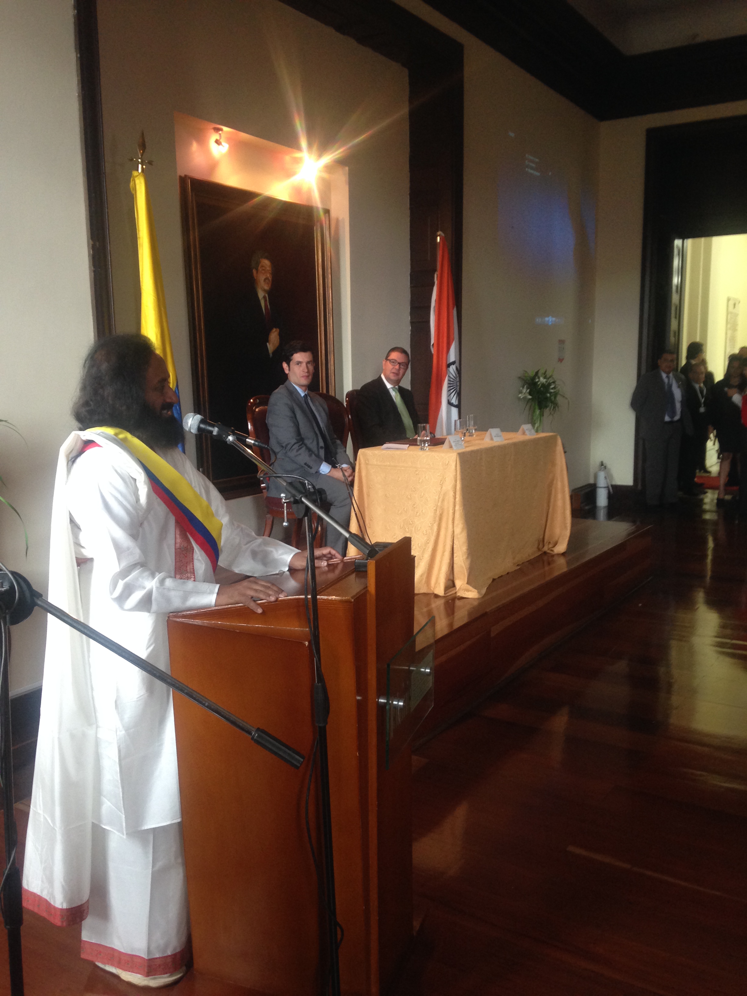 El Presidente de Cámara de Representantes Fabio Raúl Amín Saleme y el Honorable Representantes Juan Carlos Lozada condecoraron con la mayor insignia que otorga el Congreso de la República de Colombia a Sri Sri Ravi Shankar