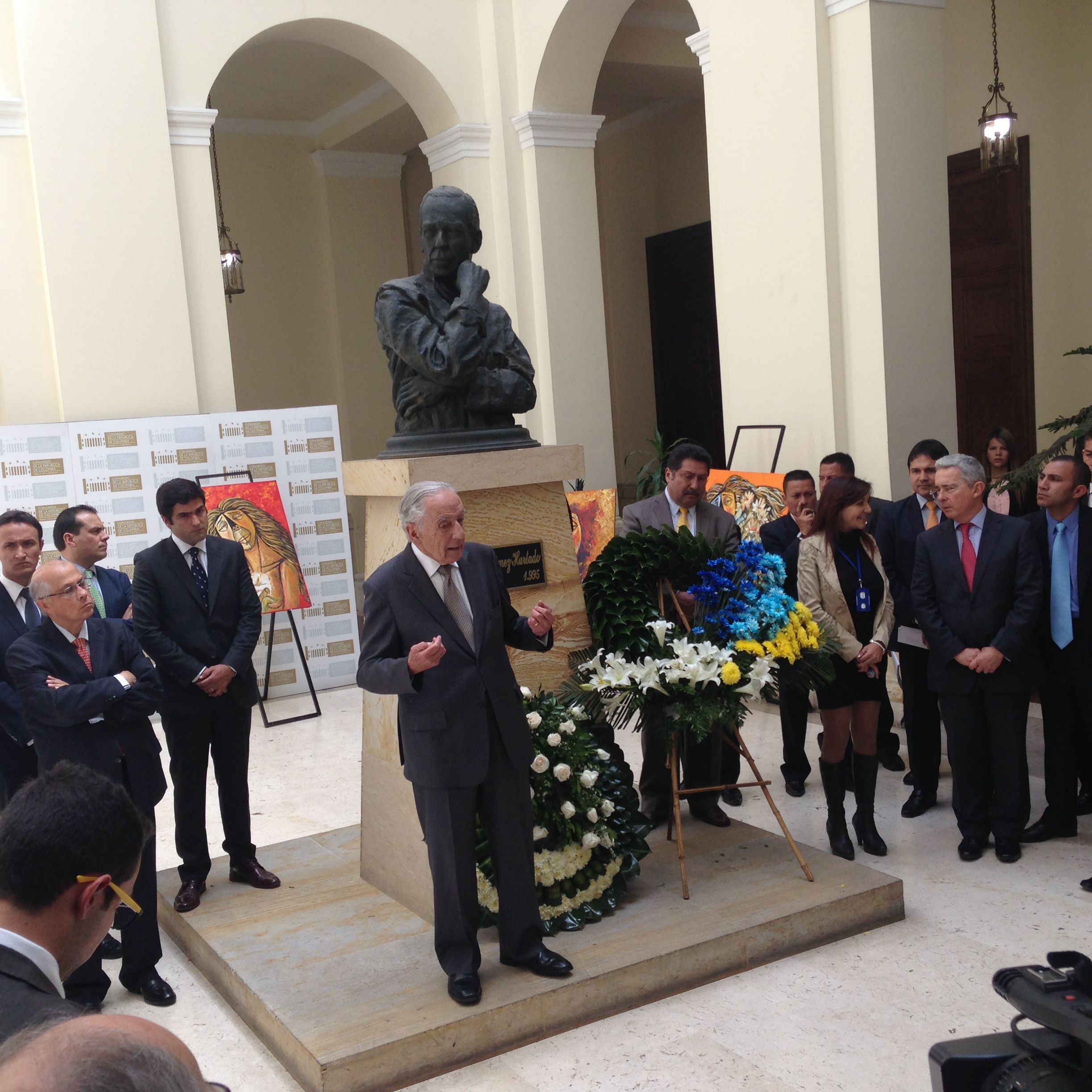 Ofrenda florar en honor al Doctor Alvaro Gómez Hurtado