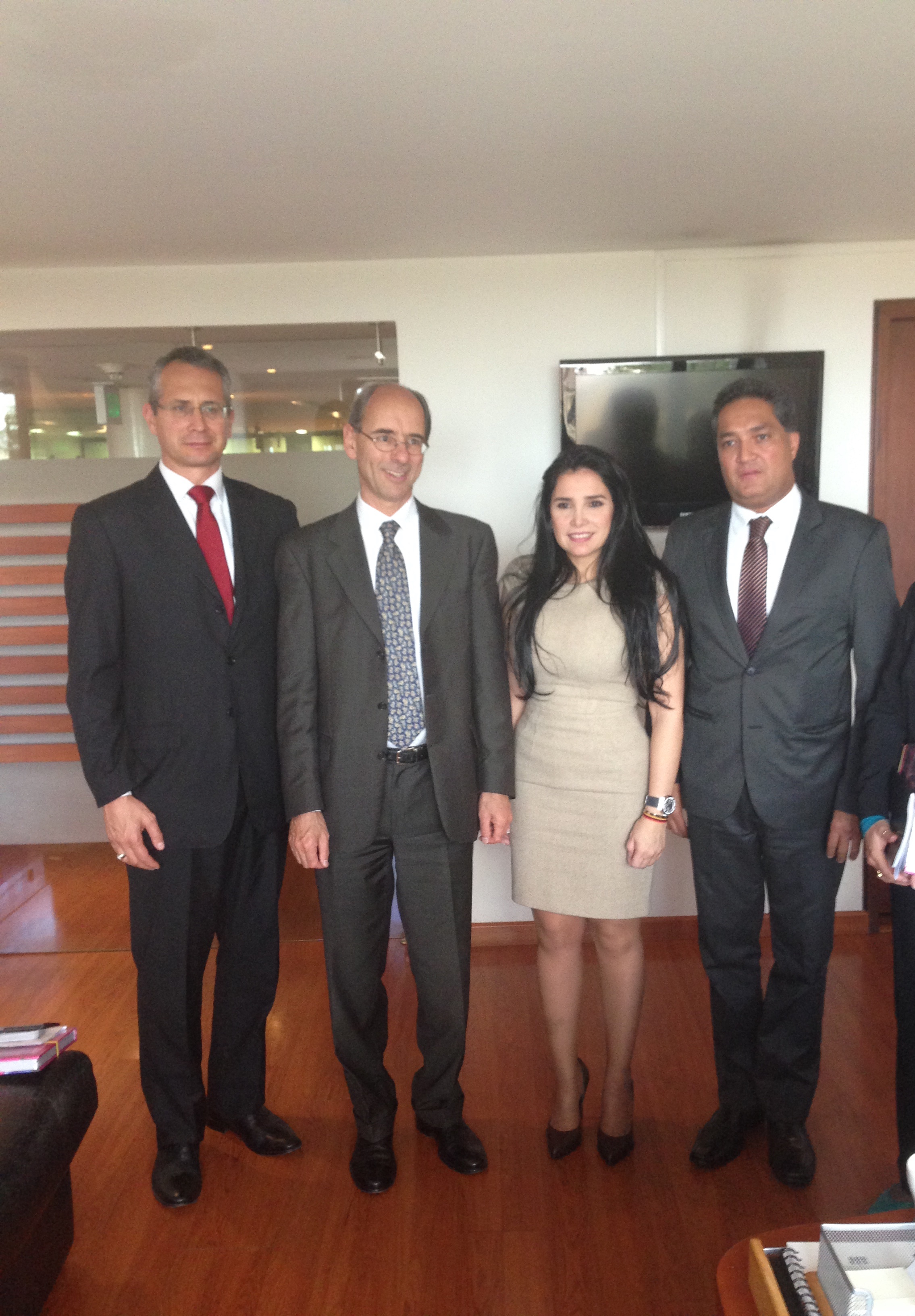 Embajador de Suiza Sr. Kurt Kunz visita a la Presidente de Comisión Segunda