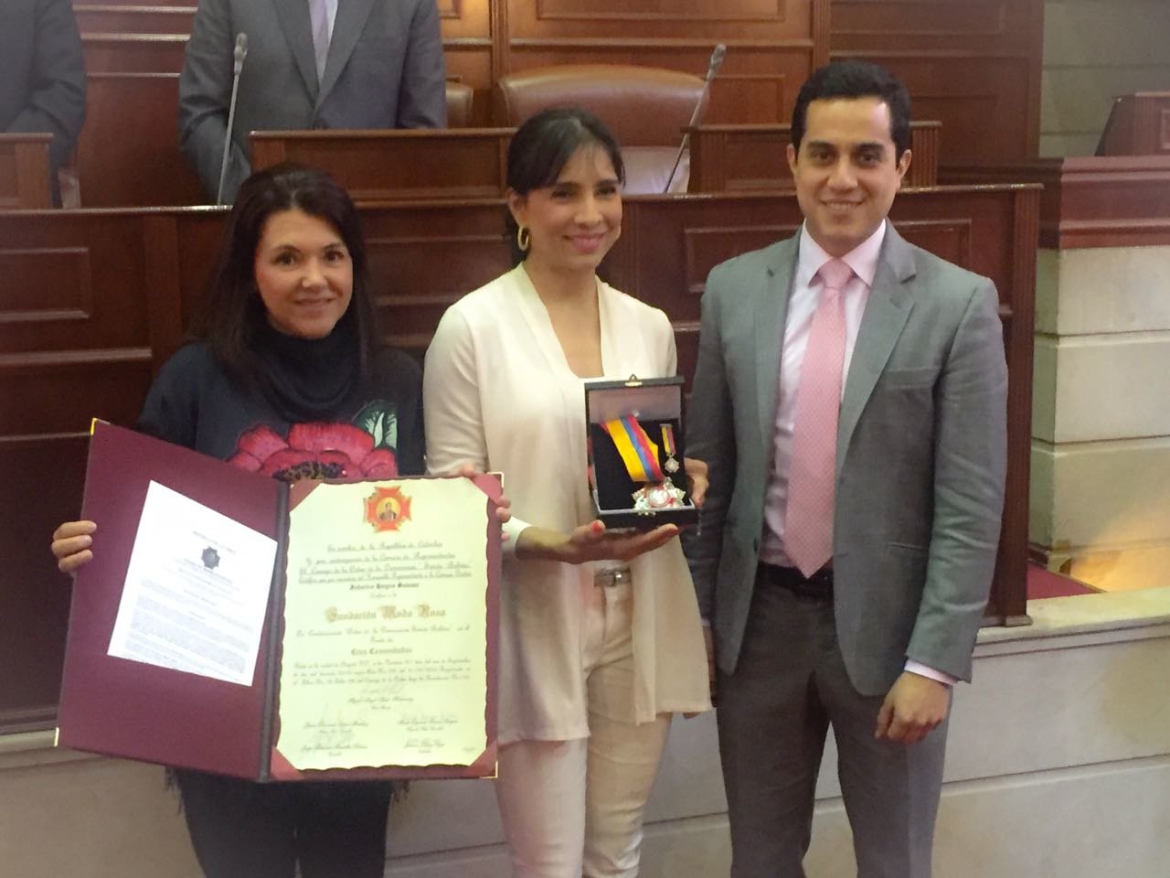 CONDECORACIÓN DEL H.R. FEDERICO HOYOS SALAZAR A LA APLICACIÓN MODO ROSA