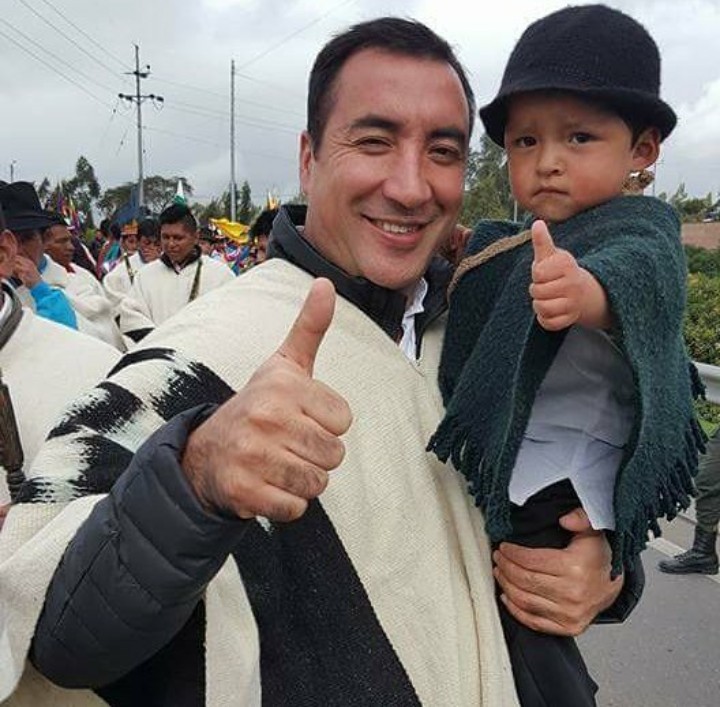 El Vicepresidente Carlosama celebra la entrega del último contenedor con armas de las Farc.