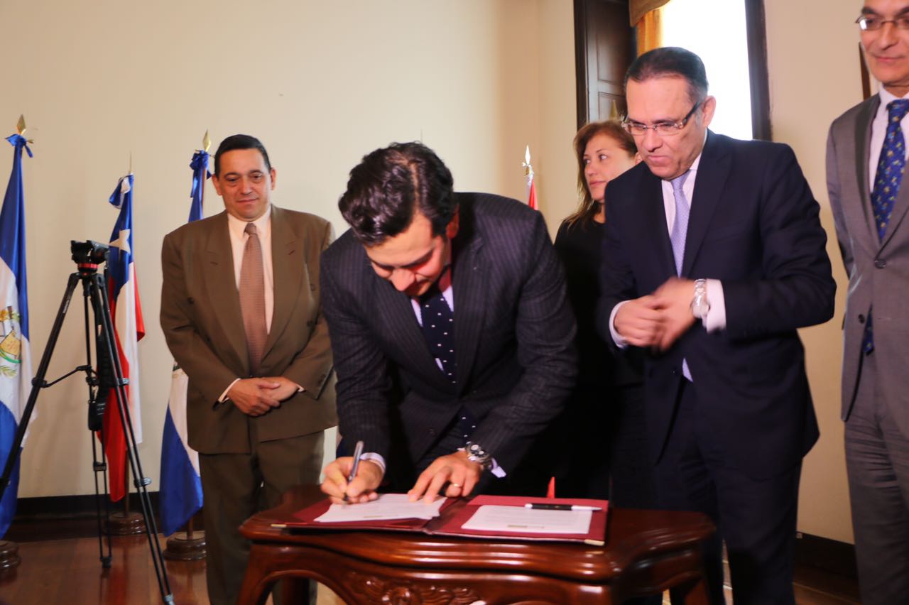 Presidente de Cámara y senado firman convenio para implementar sala de lactancia