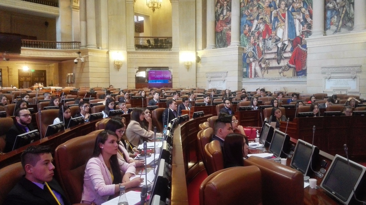 Estudiantes de 20 universidades del país asumen rol de congresistas