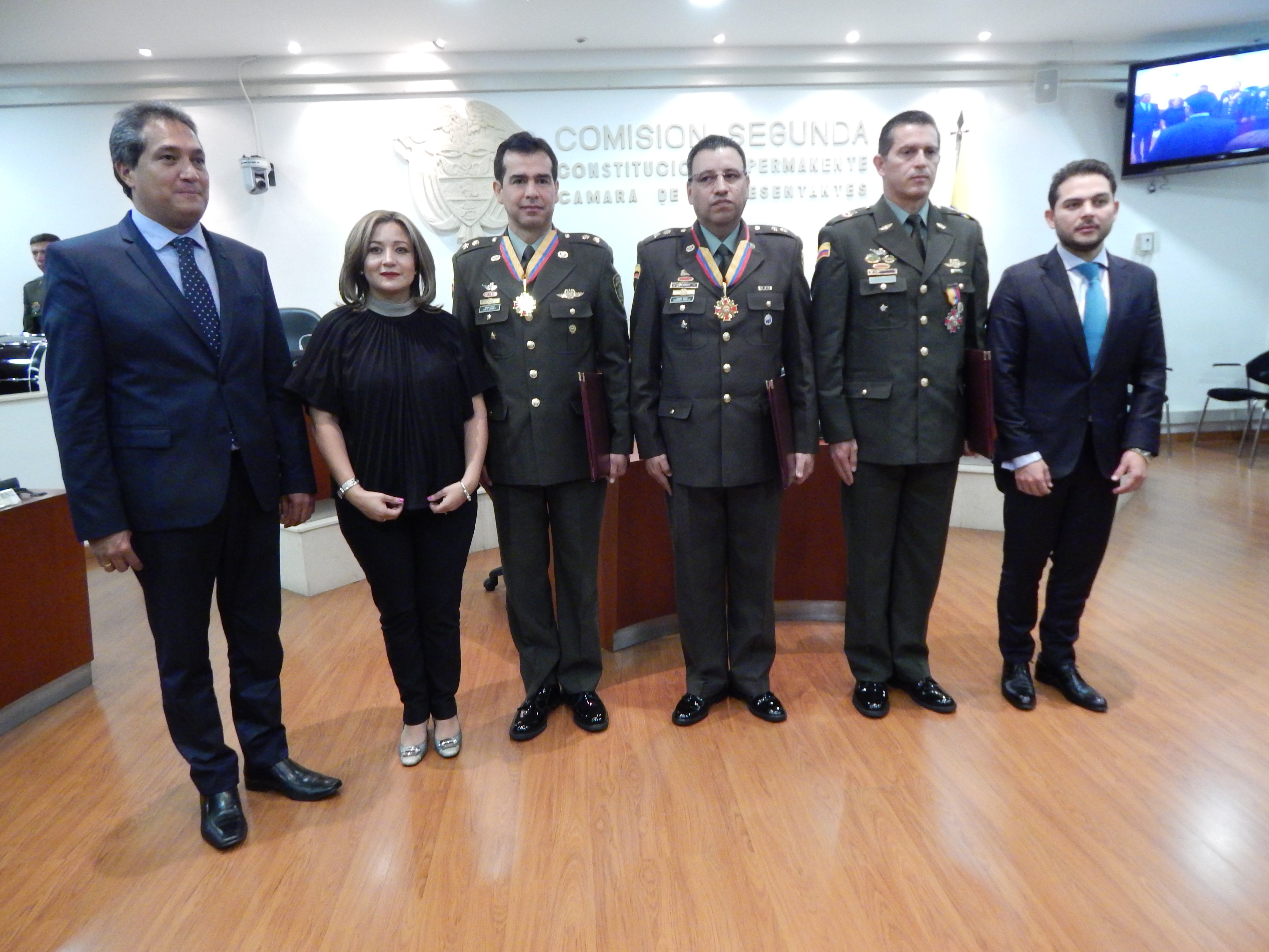 Condecoración a tres miembros de alto rango de la Policía Nacional.