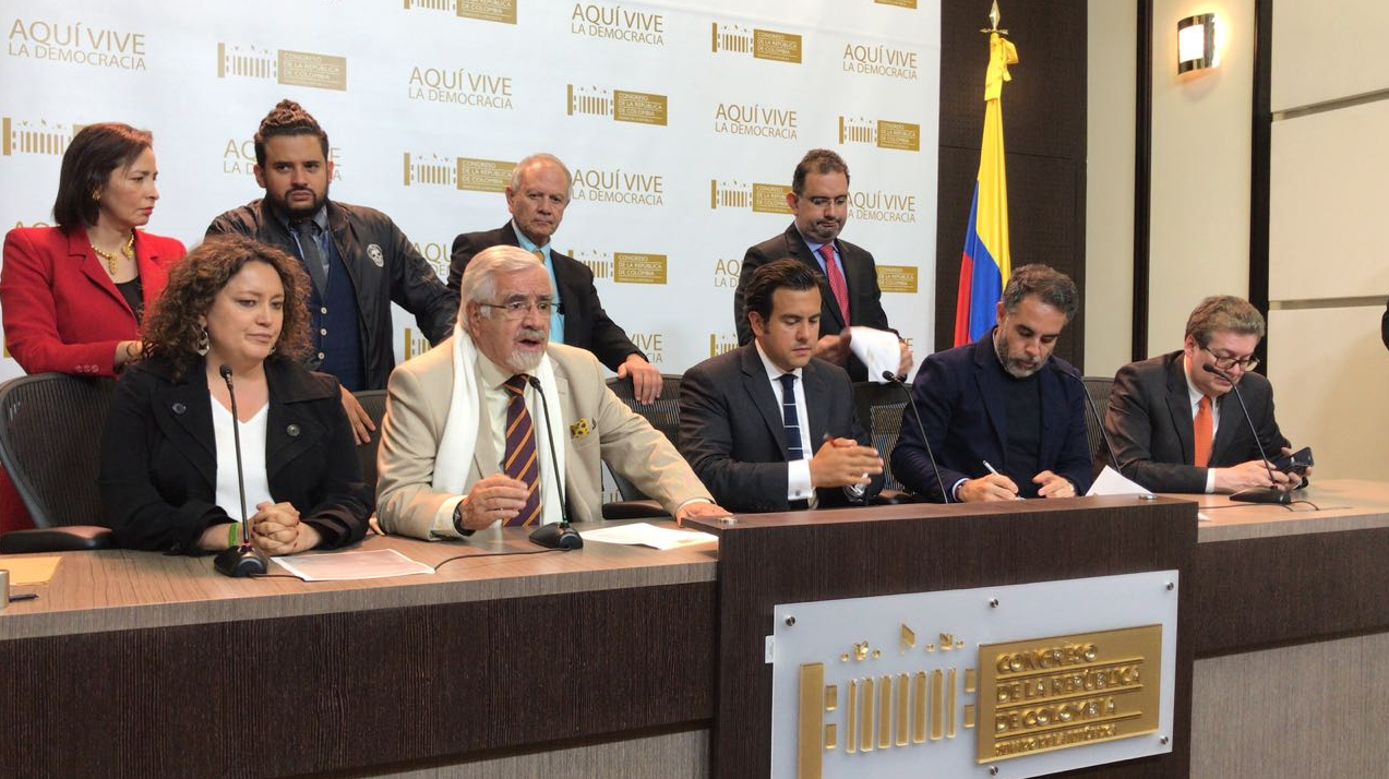 Congreso exige revocar licitación para compra de nuevos buses de Transmilenio