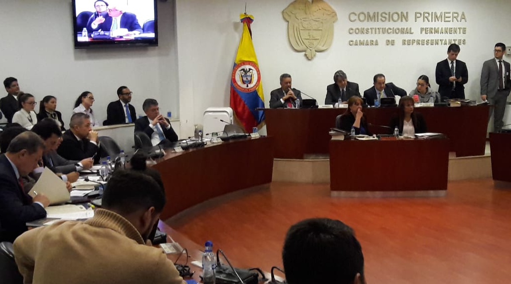Aprobado proyecto que mejora ejecución de recursos para ciencia y tecnología Bogotá D.C., 17 de mayo de 2018. Tras un intenso debate en las comisiones quintas del Congreso, fue aprobado el proyecto de ley que reforma el Fondo de Ciencia, Tecnología e Innovación (FCTeI). La iniciativa, que pasó su examen en primer debate, busca regular los proyectos o programas que son financiados con el FCTeI del Sistema General de Regalías por medio de convocatorias públicas, abiertas y competitivas. Así mismo permite q