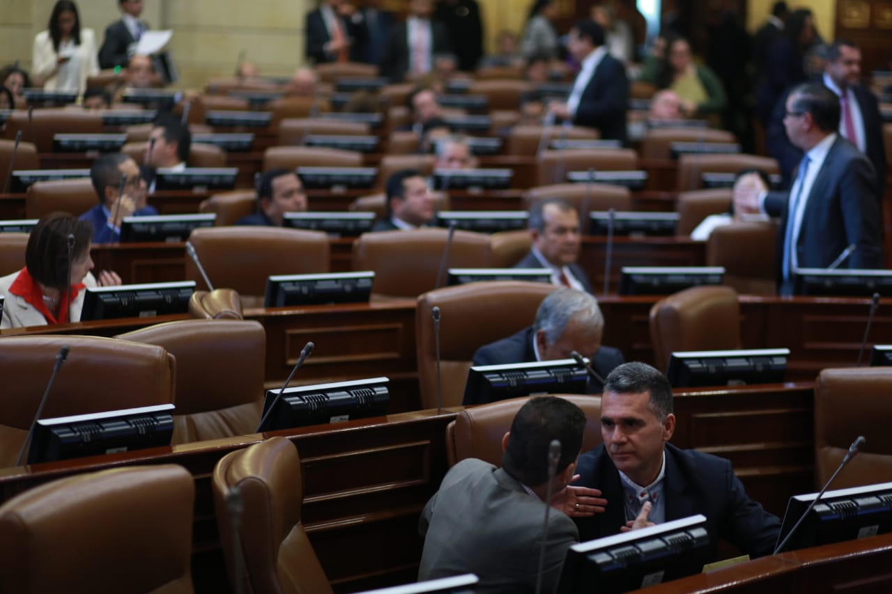 Obesidad, propinas, retiro policial, oficina de apoyo, temas aprobados en la Cámara