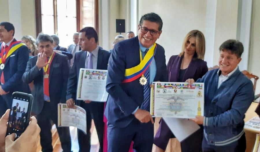 FELNALPRENSA ENTREGA MAGNA CRUZ BOLIVARIANA A REPRESENTANTE JAIRO CRISTANCHO