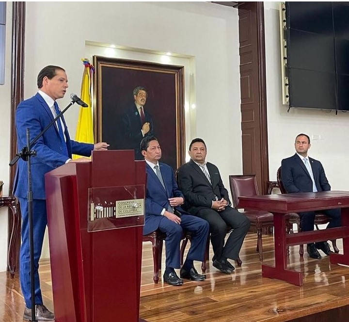 Condecoración a los doctores Migele Carlo Benedetto, Ismael Darío Fernández y Roger José Carrillo.