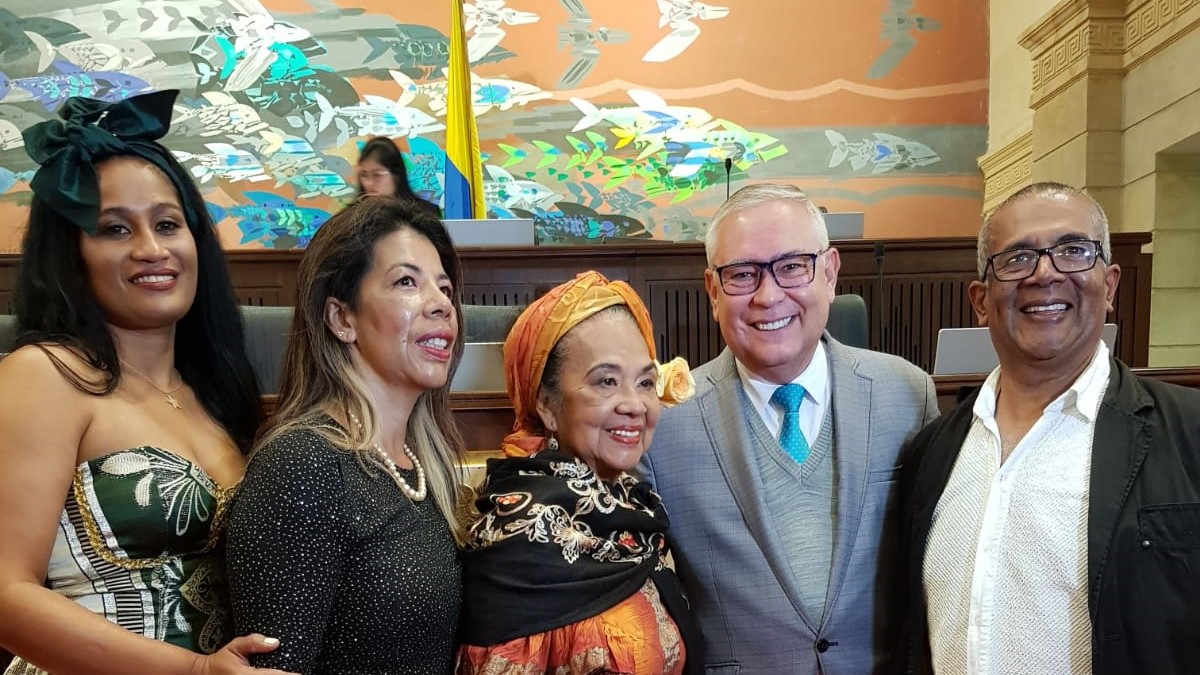 Con la Orden de la democracia Simón Bolívar en el grado “Cruz Oficial” el Honorable Representante Juan Carlos Losada Vargas, condecoró a la cantautora y maestra Sonia Bazante de Oyaga, reconocida en el ámbito musical como la gran Totó la Momposina.