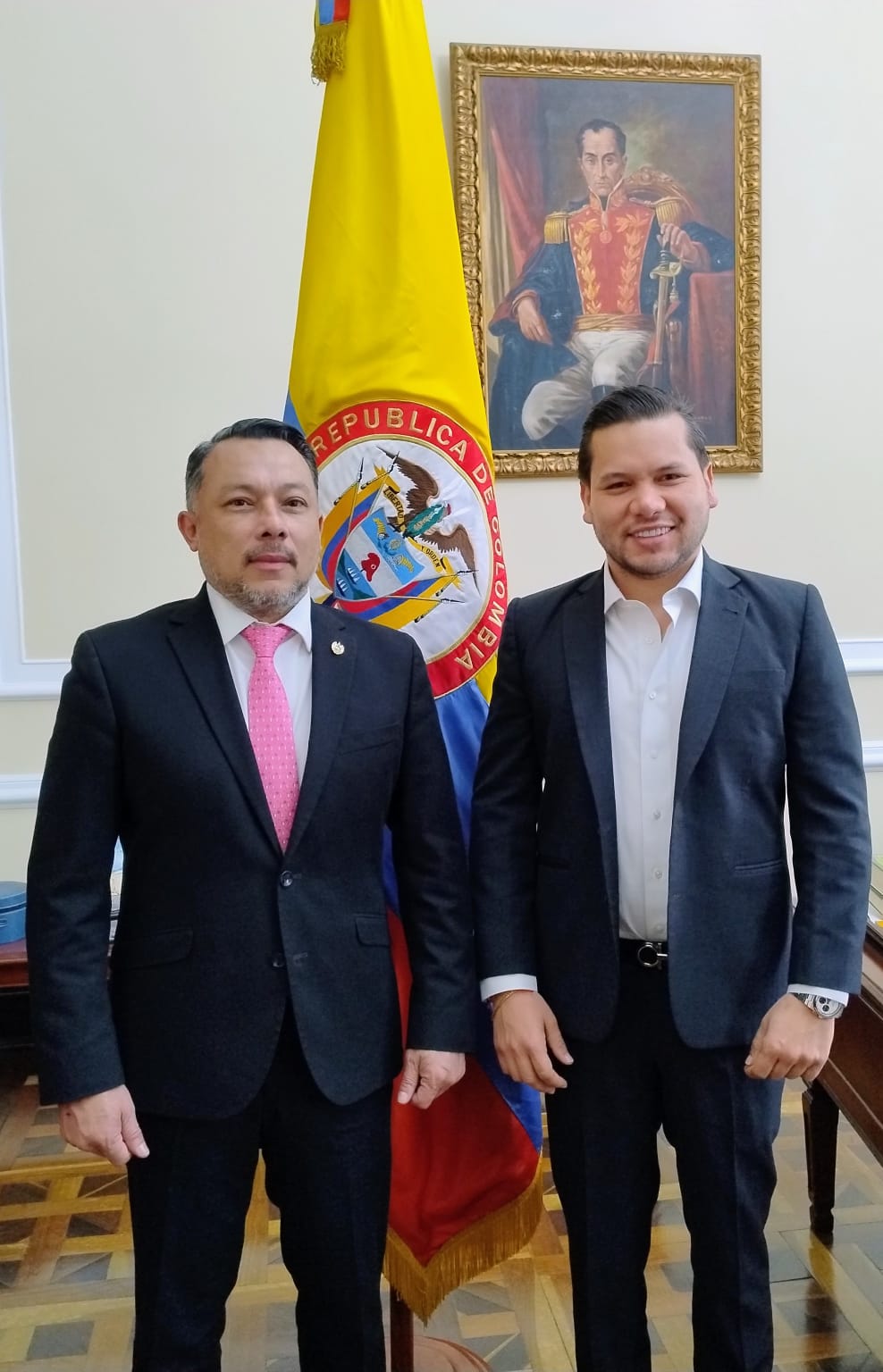  Dr. Andrés David Calle Aguas, se recibió la visita del señor embajador Germán Banacek, representante de El Salvador