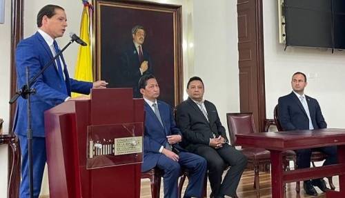 Condecoración a los doctores Migele Carlo Benedetto, Ismael Darío Fernández y Roger José Carrillo.