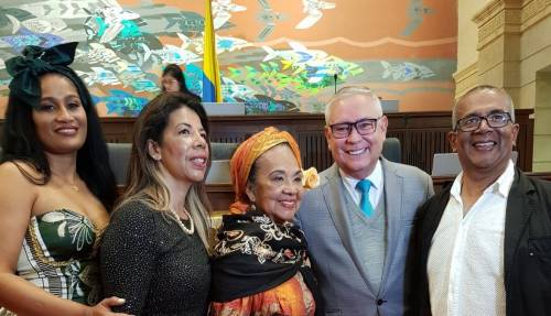 Con la Orden de la democracia Simón Bolívar en el grado “Cruz Oficial” el Honorable Representante Juan Carlos Losada Vargas, condecoró a la cantautora y maestra Sonia Bazante de Oyaga, reconocida en el ámbito musical como la gran Totó la Momposina.