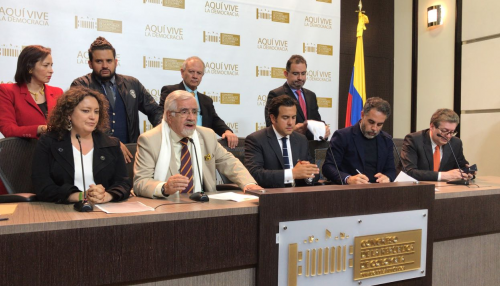 Congreso exige revocar licitación para compra de nuevos buses de Transmilenio 
