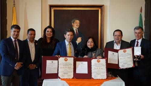 Gobernador Luis Pérez Gutiérrez es condecorado por la congresista Margarita Restrepo
