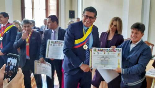 FELNALPRENSA ENTREGA MAGNA CRUZ BOLIVARIANA A REPRESENTANTE JAIRO CRISTANCHO