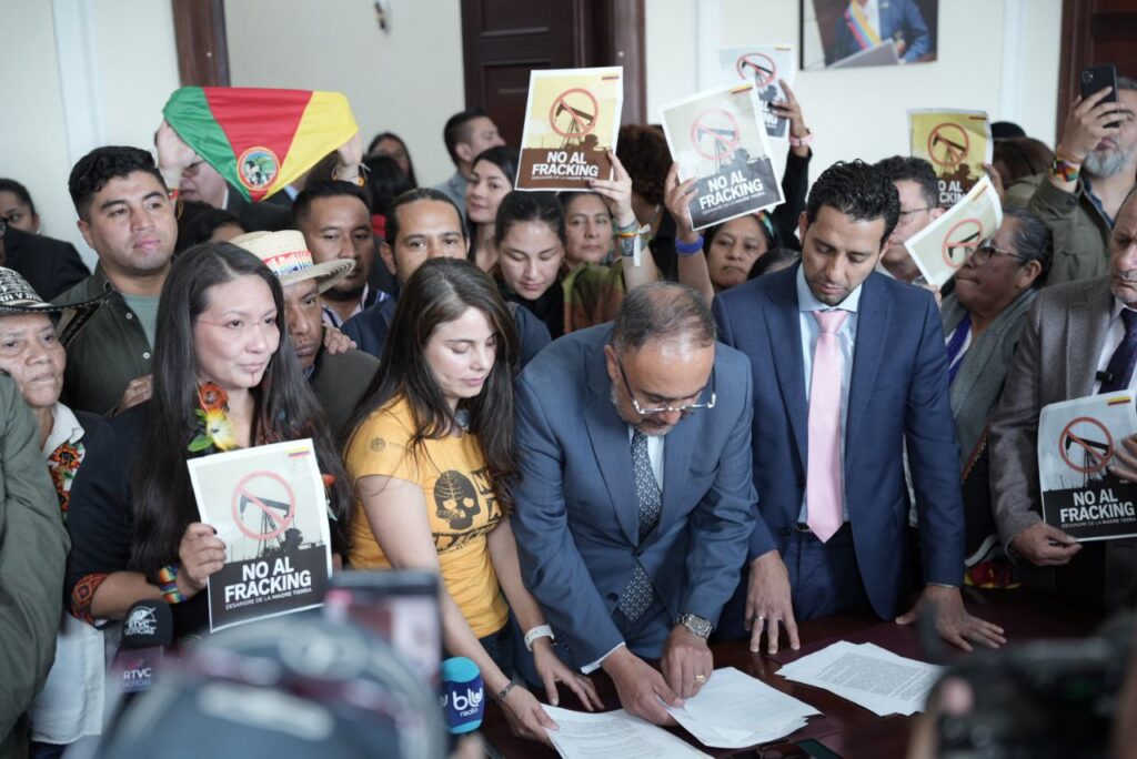 Con apoyo de diferentes bancadas y con presencia de la ministra de medio ambiente Lena Yanina Estrada, fue radicado el proyecto de ley que busca prohibir la práctica de explotación de hidrocarburos denominada Fraking. Bogotá, 28 de julio de 2025 (Prensa Cámara). Esta será la sexta vez que este proyecto haga trámite en el Congreso de la República, ya que desde el año 2019 se viene buscando prohibir esta práctica de extracción de petróleo y gas en el país. El fracking, también conocido como fracturación hidráulica, es una técnica para extraer petróleo y gas natural de rocas de baja permeabilidad, las cuales no permiten que los hidrocarburos fluyan libremente. Consiste en inyectar agua, arena y aditivos químicos a alta presión en la roca para crear fracturas y facilitar la salida del gas y el petróleo. El representante por Antioquia y miembro de la coalición Pacto Histórico, Alejandro Toro, manifestó la importancia de avanzar con esta iniciativa en pro del cuidado del agua. Además, resaltó que esta es una de las promesas que, desde campaña, ha promovido el gobierno del presidente Gustavo Petro. Por su parte, Lena Yanina Estrada, ministra de Medio Ambiente, confía en el buen ambiente del Congreso para lograr que esta vez el proyecto avance, pues resaltó el compromiso del legislativo con la aprobación de iniciativas de gran impacto para el país. Hay que destacar que, en varios países del mundo, como Francia, Alemania y España, esta práctica ha sido prohibida debido a su impacto negativo en las fuentes hídricas y el daño a los ecosistemas naturales. Fuente: Luis Miguel Moyano, periodista Oficina de Información y Prensa Cámara de Representantes