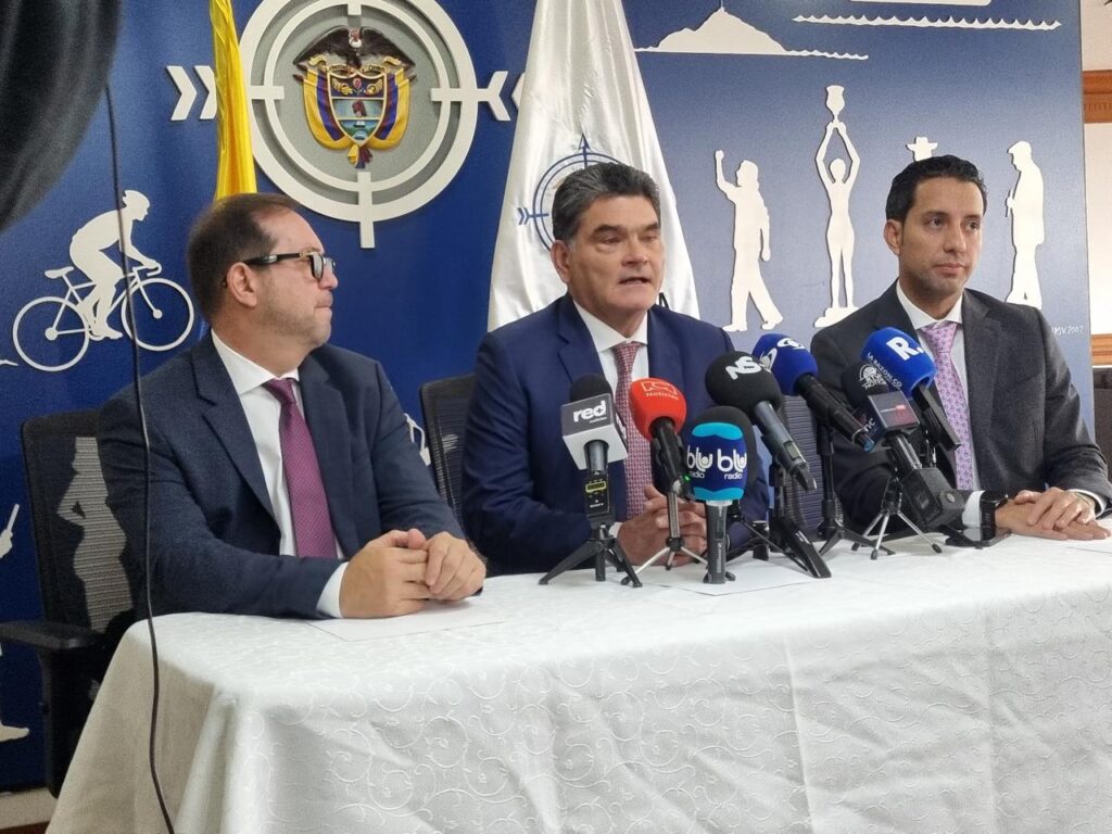 En contraste por lo sucedido con el proyecto de Presupuesto General de la Nación para la vigencia 2025 que se hundió el año pasado, la idea según el presidente de la Cámara, es que este año se discuta y se apruebe. Bogotá, 29 de julio de 2025 (Prensa Cámara). El presidente de la Cámara de Representantes, Julián López Tenorio, hoy hizo un llamado a sus colegas del Congreso de la República, para que el Presupuesto General de la Nación (PGN) que radica el gobierno del presidente Petro a través de un proyecto de Ley para la vigencia 2026, sea discutido y concertado. “Yo creo que esta es la oportunidad y yo desde aquí quiero enviarles un mensaje a todos mis compañeros, de que hagamos un esfuerzo por concertar el presupuesto, porque al final del día, los colombianos son los que se van a ver beneficiados”, dijo López Tenorio. Agregó, que los congresistas son quienes se dan cuenta de primera mano cuáles son las necesidades prioritarias para cada uno de los territorios, motivo por el cual es necesario que el presupuesto sea debatido ampliamente. Indicó que este es el interés del gobierno, según la conversación que tuvieron junto con el presidente del Senado y el Ejecutivo. Precisamente, estas declaraciones las dio hoy en rueda de prensa junto con el presidente del Senado, Lidio García, y el Procurador General de La Nación, Gregorio Eljach Pacheco, en medio de unos encuentros que los presidentes de las dos Cámaras están teniendo con todos los poderes públicos. Finalmente, el presidente de la Cámara señaló que el mensaje que quieren transmitir es de unidad, tal como lo conversaron con el presidente, Gustavo Petro y en una reunión previa a esta con el procurador, que también tuvieron con el registrador nacional, Hernán Penagos. Fuente: Jhon Contreras, periodista Oficina de Información y Prensa Cámara de Representantes