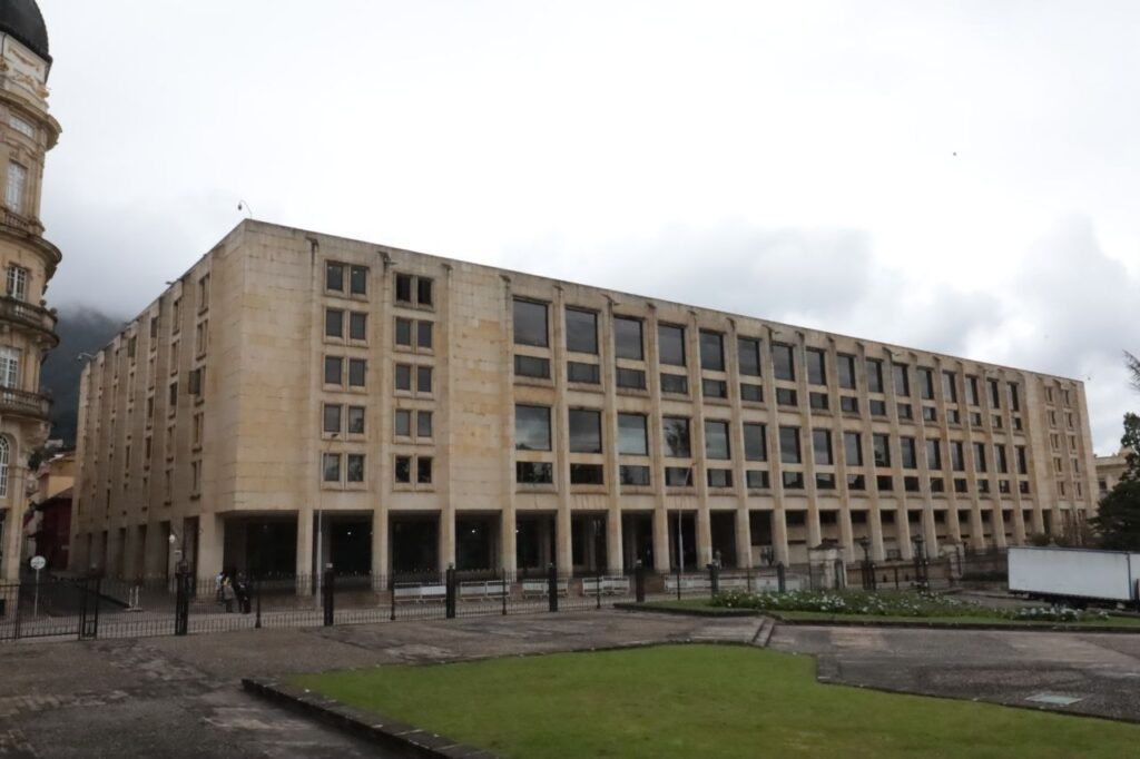 Elección de mesas directivas constitucionales y legales, como también debates de control, en las actividades. Bogotá, 27 de julio de 2025 (Prensa Cámara). La actividad de la Cámara de Representantes en esta, su segunda semana de sesiones, entrará de lleno centrándose en la elección de mesas directivas de algunas comisiones y los primeros debates de control político de esta, la última legislatura. Para el martes se ha programado que la Comisión Primera, la de asuntos constitucionales, elija a su nueva mesa directiva, en esta célula legislativa se empezará a discutir próximamente el proyecto de alternatividad penal en el marco de la Paz Total, el cual fue radicado por el Gobierno Nacional al inicio de la legislatura. También escogerán a sus mesas la Comisión de Paz y Posconflicto, como también la Comisión legal de Derechos Humanos. La instalación de estas correrá por cuenta del presidente de la Cámara, Julián David López Tenorio. En otras actividades de la semana legislativa está el debate de control político, en la Comisión Séptima al ministro de la Igualdad, Carlos Alfonso Rosero, como también a su viceministro de Juventud, Pablo Mateo Zabala, para que hablen sobre el sector. Un debate más de control político se dará en la Comisión Segunda sobre la prohibición que impartió el gobierno nacional a la exportación de carbón a la república de Israel mediante decreto 1047 de agosto de 2024. El miércoles, la Comisión Tercera, ha citado a la directora de Planeación Nacional, Natalia Irene Molina, para que entregue un balance a los representantes sobre la ejecución del Plan Nacional de Desarrollo. Por otra parte, la plenaria de la corporación se ha citado para el martes, en la cual se espera abordar, entre otros, la discusión y aprobación de los proyectos de conmemoración de aniversarios de Pereira y Baranoa, además de la ley que rinde honores a la memoria del expresidente Rafael Núñez en su centésimo trigésimo aniversario de su muerte. Más proyectos AQUÍ Fuente: Oficina de Información y Prensa Cámara de Representantes