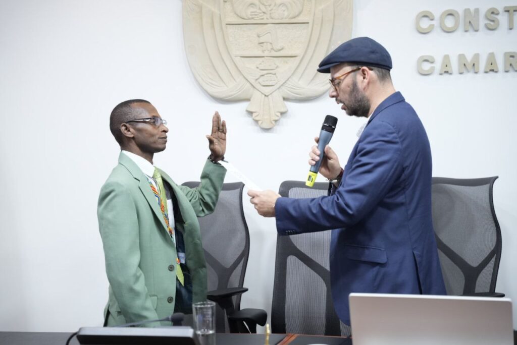 Una comisión clave para la estructura del Estado Bogotá, 29 de julio de 2025 (Prensa Cámara). El representante Gabriel Becerra Yañez, del Pacto Histórico por Bogotá, fue elegido presidente de la Comisión Primera Constitucional Permanente de la Cámara de Representantes para el periodo legislativo 2025-2026. La elección se definió por sorteo, tras un empate en la votación con el representante Carlos Ardila, aplicando por primera vez el artículo 135 de la Ley 5 de 1992. Junto a Becerra, fue elegido como vicepresidente el representante Orlando Castillo, de la Circunscripción de Paz, en una votación en la que también participó el representante James Mosquera. La Comisión Primera es una de las más relevantes del Congreso, al tener a su cargo el estudio de reformas constitucionales y asuntos fundamentales del ordenamiento jurídico y político del país. Entre los principales proyectos que iniciarán discusión en esta legislatura se encuentran: • Accesibilidad: Mejora del acceso a baños públicos para personas con discapacidad. • Lucha contra la trata de personas: Fortalecimiento de medidas para combatir este delito. • Talento humano del Congreso: Estrategias para profesionalizar y fortalecer su capital humano. Además, se espera la radicación de un proyecto clave del Ministerio de Justicia, orientado a la reestructuración del sistema de sometimiento a la justicia. "Es un honor presidir esta comisión tan importante para el país", afirmó Gabriel Becerra. "Mi compromiso es liderar con transparencia los debates que definirán el futuro constitucional de Colombia." Por su parte, el vicepresidente Orlando Castillo subrayó: "Representar los territorios de paz en esta comisión es una gran responsabilidad. Vamos a trabajar para que los proyectos respondan a las necesidades de todos los colombianos." Fuente: Luis Carlos Díaz Mesa, periodista oficina de Información y Prensa Cámara de Representantes